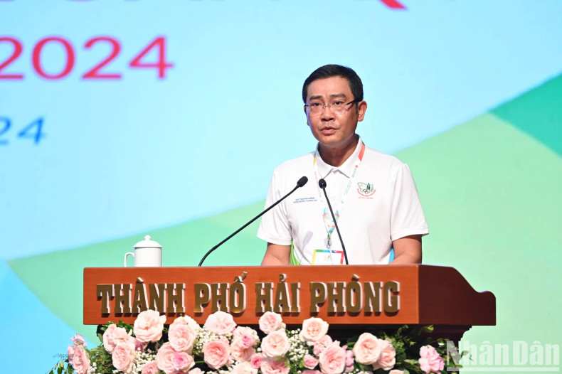 海防市教育与培训局领导发表讲话。