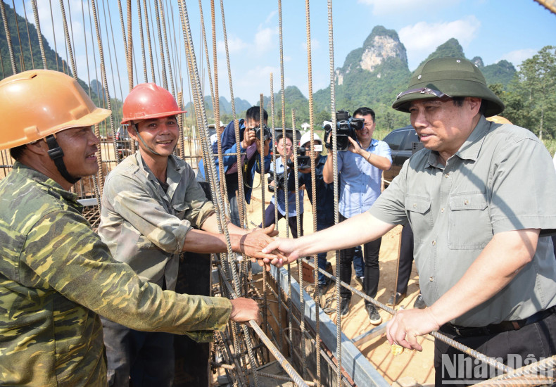 政府总理范明正和工人们。