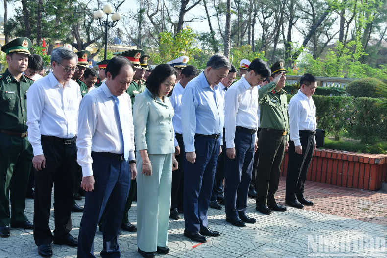 苏林总书记和各位代表在白龙尾岛县烈士英雄纪念碑上缅怀各位英雄烈士。