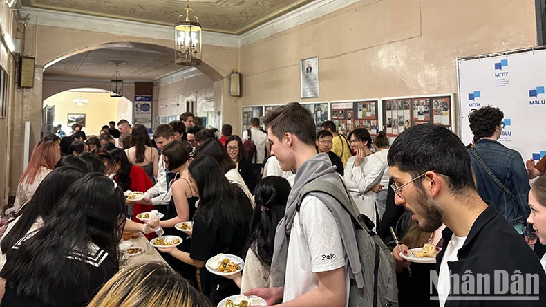 俄罗斯学生品尝越南美食。 俄罗斯学生品尝越南美食。