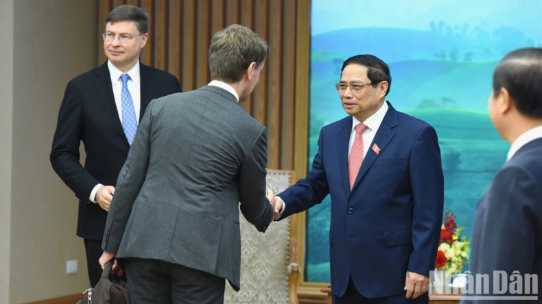 越南政府总理范明正欢迎欧盟委员会常务副主席瓦尔迪斯一行。