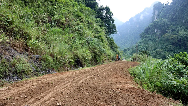 林平县宏光乡至平安乡的道路上许多路段已被夷为平地。 林平县宏光乡至平安乡的道路上许多路段已被夷为平地。