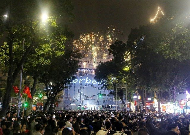 河内市还剑湖步行街倒计时活动吸引众多人前来参加。（图片来源：nguoihanoi.vn）