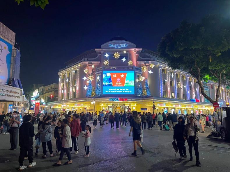 还剑湖步行街在元旦节假期期间为游客开放。（图片来源：nguoihanoi.vn）
