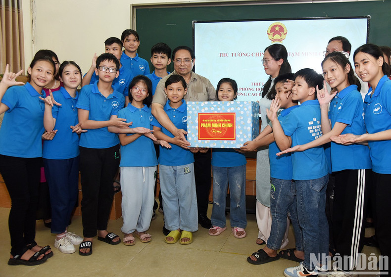 范明正总理向中央师范大专下属全纳教育中心学生赠送礼物。 范明正总理向中央师范大专下属全纳教育中心学生赠送礼物。