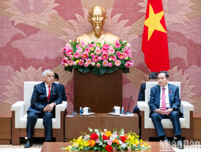 越南国会主席陈青敏会见老挝国会副主席、老挝和平与团结委员会主席宋玛·奔舍那。