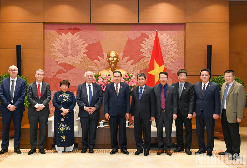 双方代表合影。