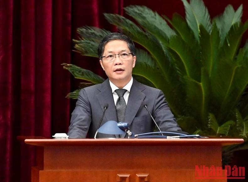 越共中央政治局委员、中央经济部部长陈俊英在会议上发言。 越共中央政治局委员、中央经济部部长陈俊英在会议上发言。