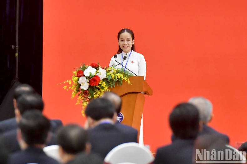 河内国家大学下属外国语大学附属高学生黎月琼发言。 河内国家大学下属外国语大学附属高学生黎月琼发言。