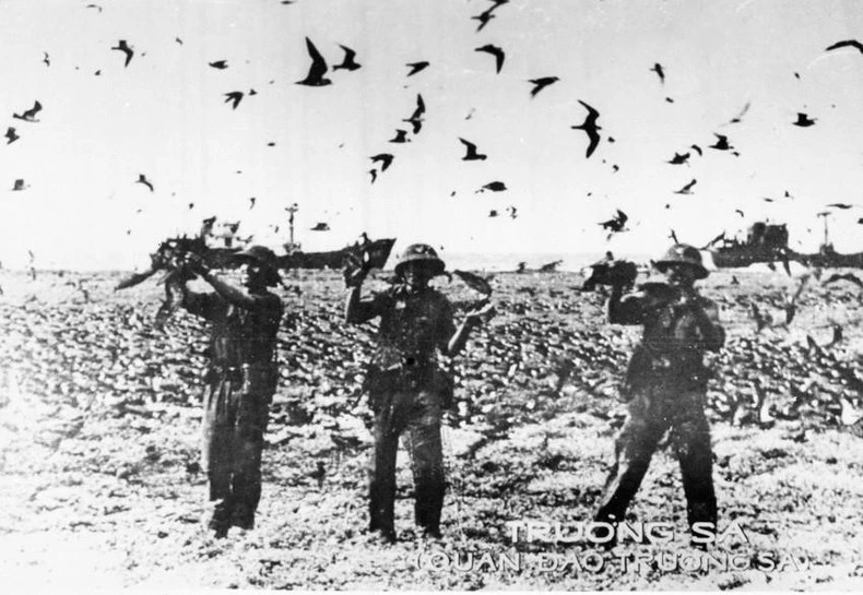 1975年4月29日，第126海军特工团部队在解放后的长沙岛上。（图片来源：越通社）