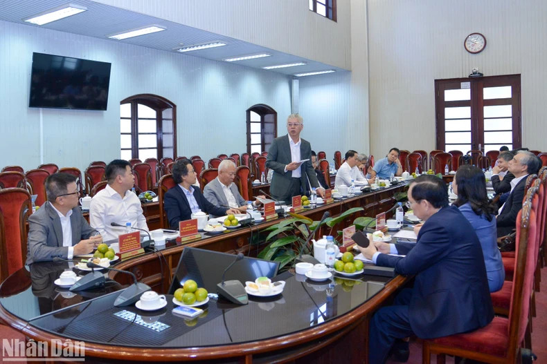 前国会经济委员会副主任、前政府总理顾问小组组长、IDS科学委员会主席阮德坚博士发表讲话。