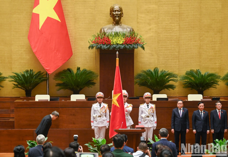 最高人民法院院长黎明智宣誓就职。