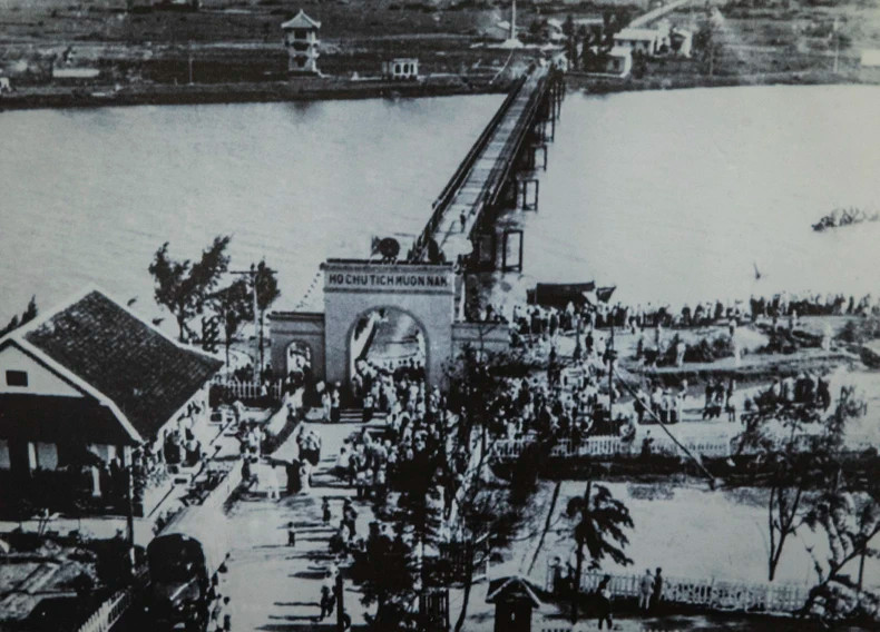 横过滨海河的贤良大桥,是越南南北方两方的暂时分界线。 横过滨海河的贤良大桥,是越南南北方两方的暂时分界线。