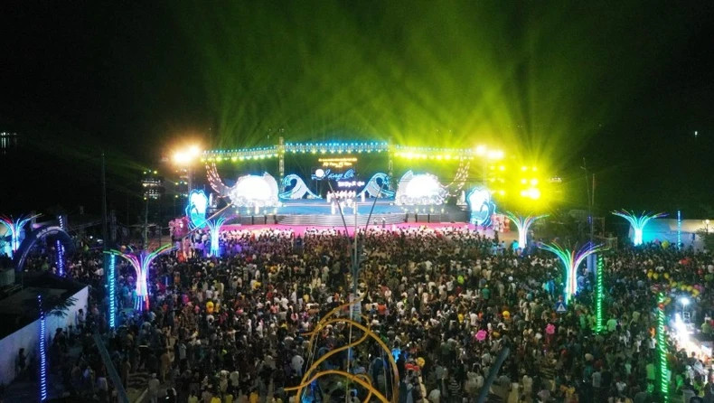 众多人前来参加艺术活动。 众多人前来参加艺术活动。