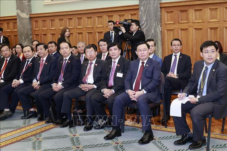 越南国会主席王廷惠和各位代表出席仪式。 越南国会主席王廷惠和各位代表出席仪式。