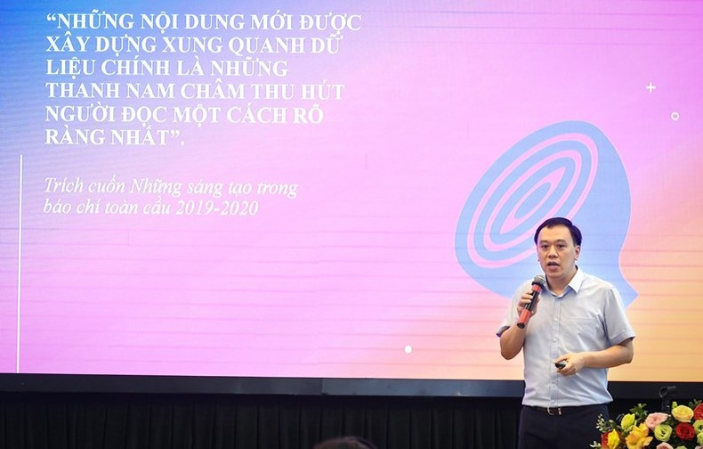 《人民报》记者在活动上介绍创新思想。 《人民报》记者在活动上介绍创新思想。