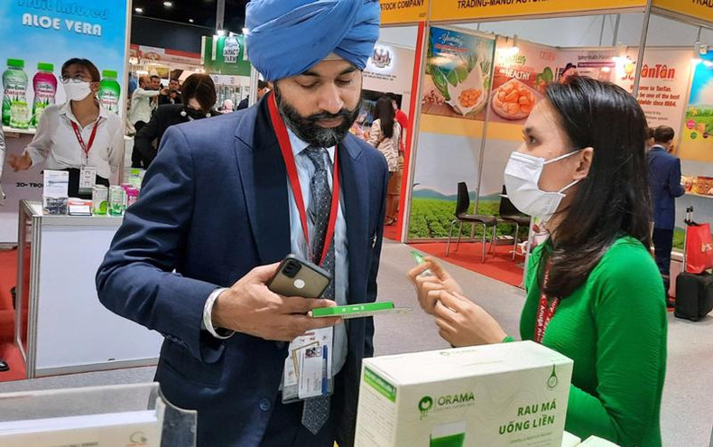 越南供应商员工向客户介绍清真产品。 越南供应商员工向客户介绍清真产品。