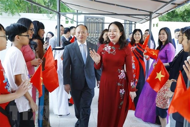 武氏映春副主席造访越南驻卡塔尔大使馆。 武氏映春副主席造访越南驻卡塔尔大使馆。