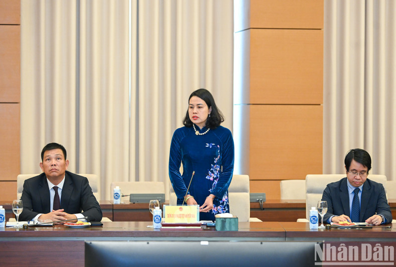 越南驻芬兰兼驻爱沙尼亚大使范氏青平女士发表讲话。 越南驻芬兰兼驻爱沙尼亚大使范氏青平女士发表讲话。