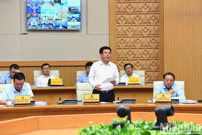 越南工贸部部长阮鸿延在会议上发表讲话。