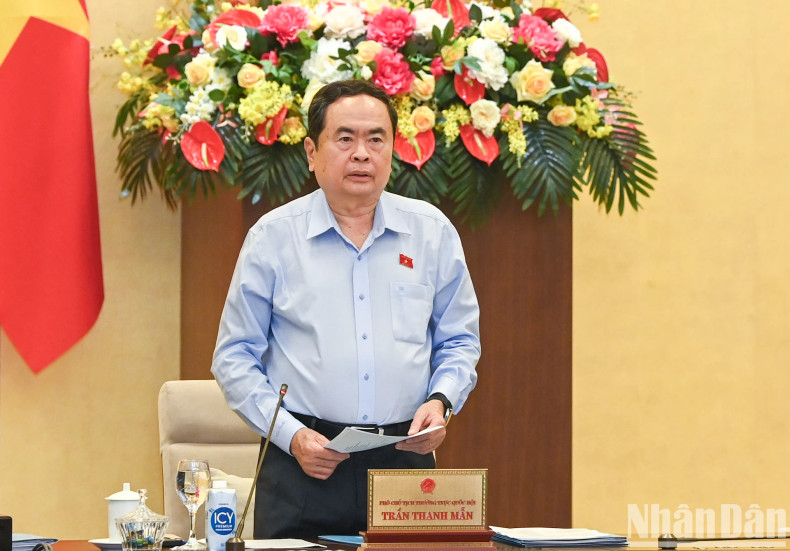 国会常务副主席陈青敏主持会议。 国会常务副主席陈青敏主持会议。