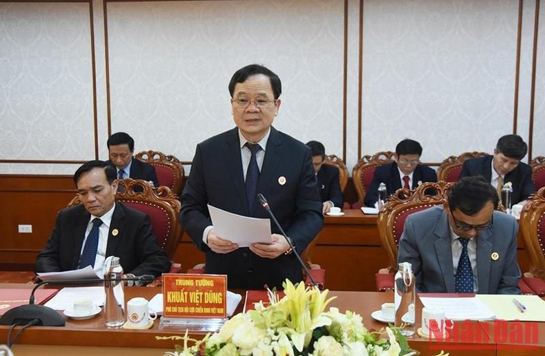 越南老战士协会副主席屈越勇中将在会上发言。 越南老战士协会副主席屈越勇中将在会上发言。