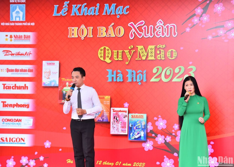 由河内广播电视台记者、编辑员演出的文艺节目。