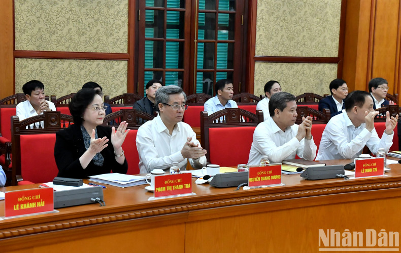 中央指导委员会成员出席会议。