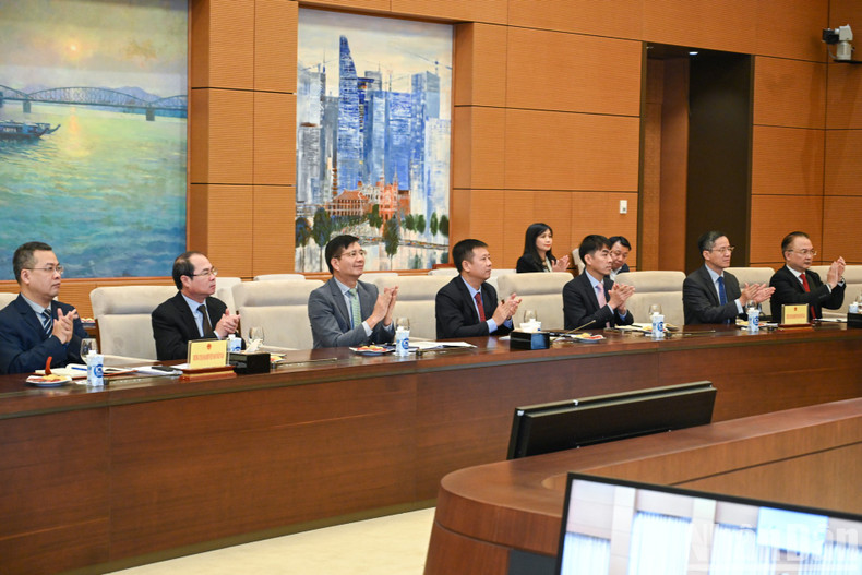 各位越南驻外代表机构首席代表出席活动。 各位越南驻外代表机构首席代表出席活动。