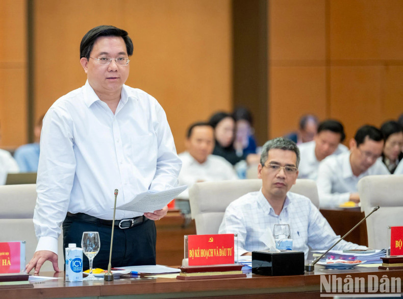 计划与投资部代表发表讲话。