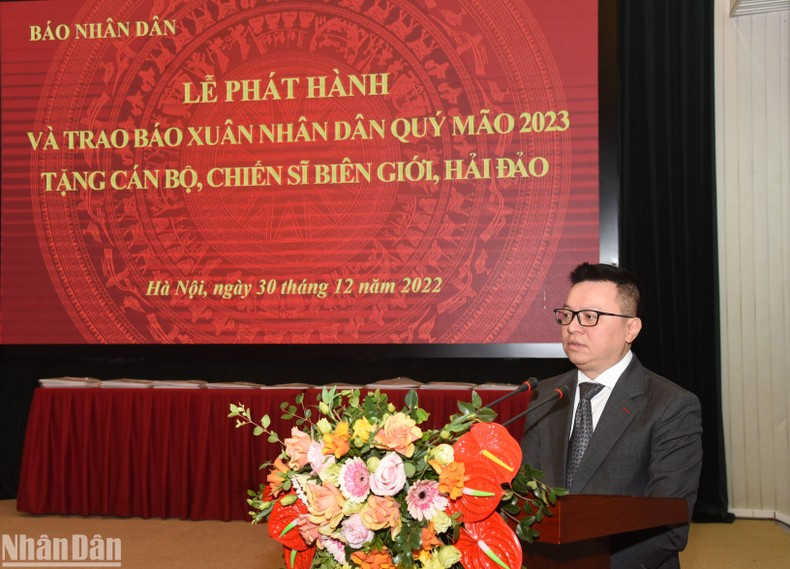 《人民报》社总编辑黎国明在仪式上发言。 《人民报》社总编辑黎国明在仪式上发言。