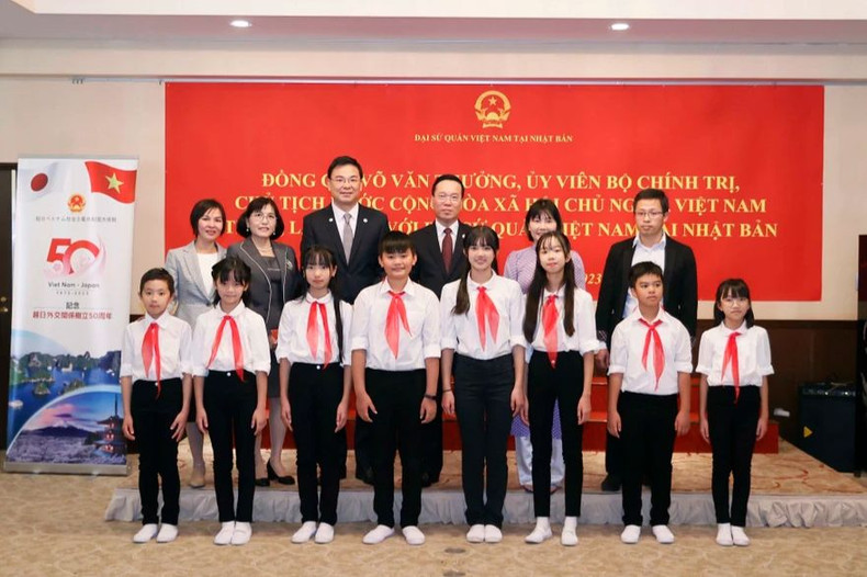 越南国家主席武文赏和在日本越南学生。
