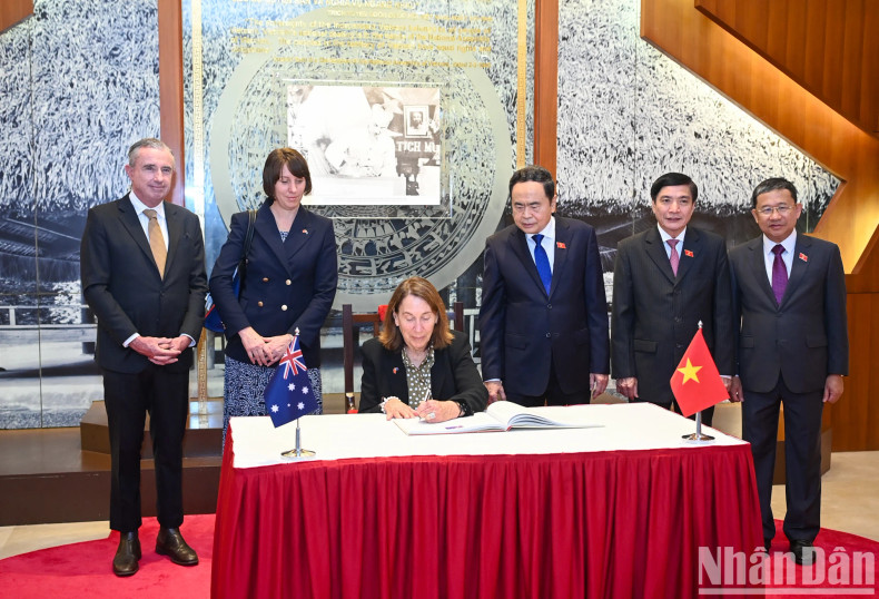 澳大利亚联邦议会参议长苏·莱恩斯在国会传统陈列室的纪念簿上留言。 澳大利亚联邦议会参议长苏·莱恩斯在国会传统陈列室的纪念簿上留言。