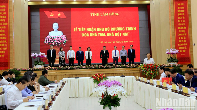 企业和赞助商在仪式上直接提供总额为410亿越盾的赞助资金。 企业和赞助商在仪式上直接提供总额为410亿越盾的赞助资金。