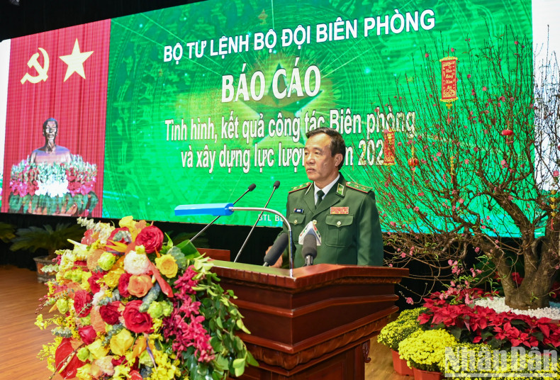越共中央委员、边防部队司令黎德泰中将发表讲话。 越共中央委员、边防部队司令黎德泰中将发表讲话。