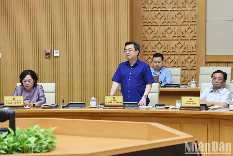 建设部部长阮青毅发表讲话。 建设部部长阮青毅发表讲话。