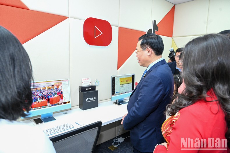 国会主席王廷惠探访《人民代表报》社。 国会主席王廷惠探访《人民代表报》社。