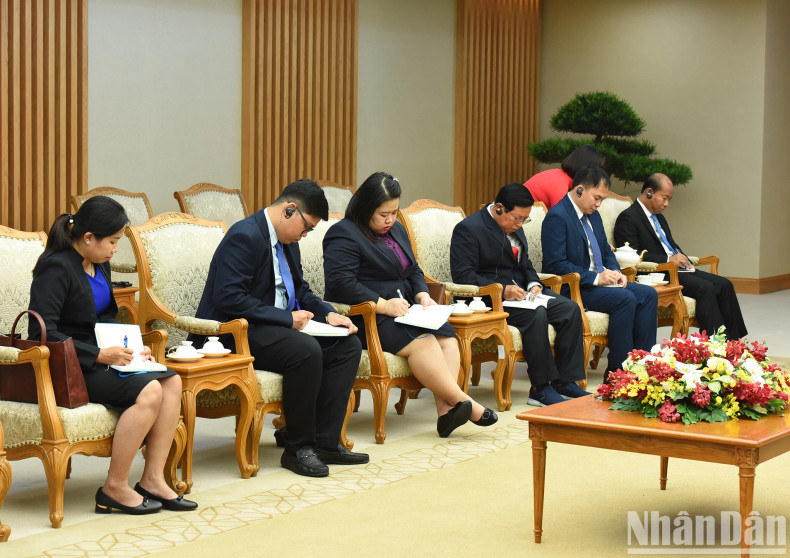 陪同柬埔寨人民党中央外委会主席布拉索昆出席会见的各位代表。