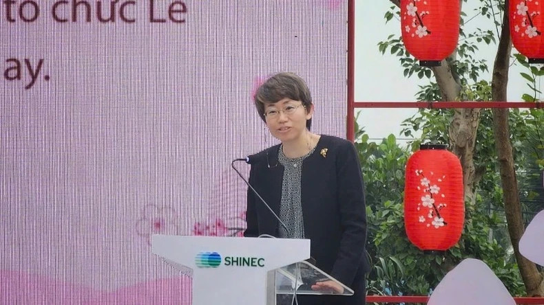 日本驻越南大使馆文化信息中心主任神谷直子发表讲话。 日本驻越南大使馆文化信息中心主任神谷直子发表讲话。