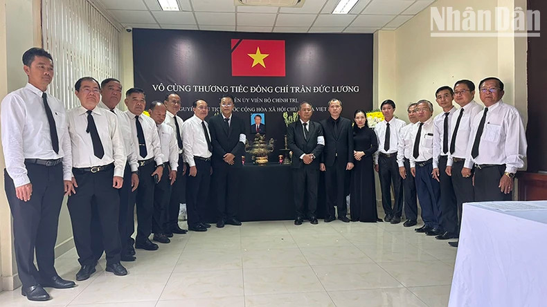 越南驻马德望总领事馆举行原国家主席陈德良吊唁仪式。 越南驻马德望总领事馆举行原国家主席陈德良吊唁仪式。