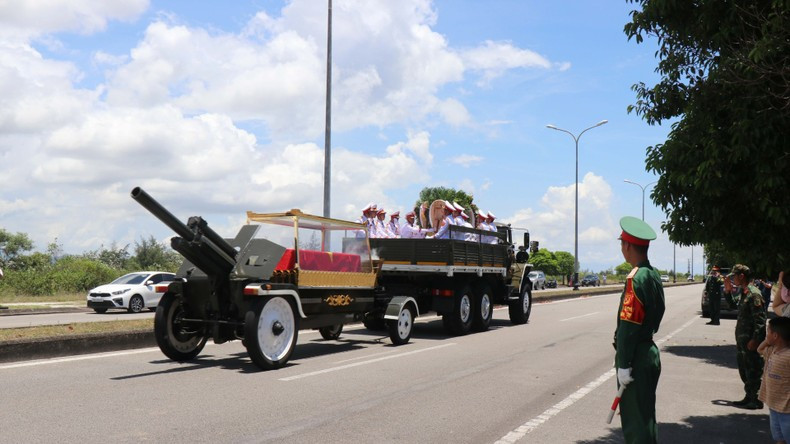 护送原国家主席陈德良的灵车离开机场，途经平山县、山静县、广义市、四义县、木德县，终点到达陈德良同志家乡广义省德普市。