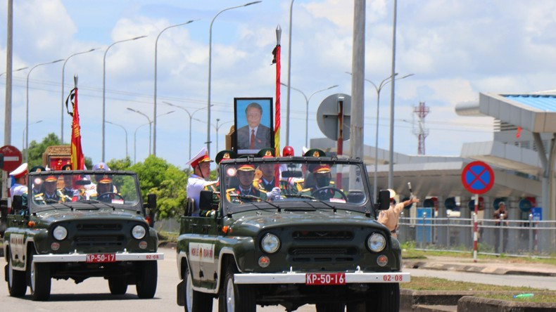 仪式结束后，灵车从朱莱机场出发，驶上山城县山义乡1A公路，护送原国家主席陈德良灵柩前往他故乡——德普市普庆乡。
