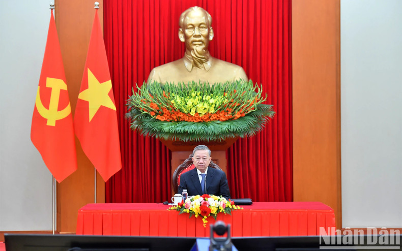 苏林总书记发表讲话。