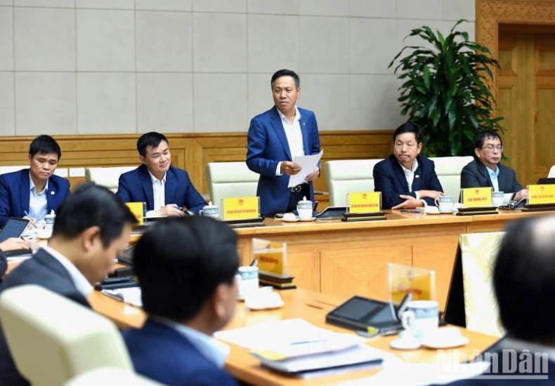 集团董事长苏勇泰在会议上发言。 集团董事长苏勇泰在会议上发言。