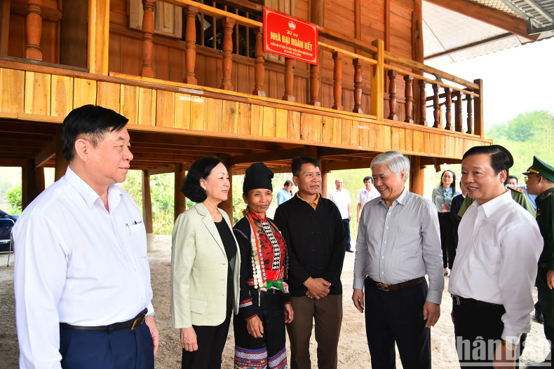 张氏梅女士和各位代表问候当地民族同胞。 张氏梅女士和各位代表问候当地民族同胞。