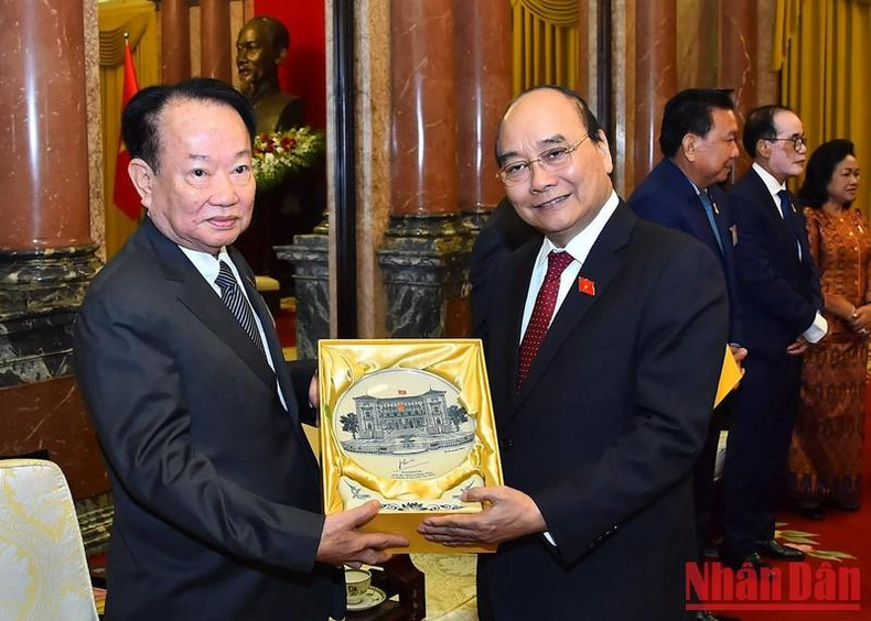 阮春福主席向柬埔寨参议院高级代表团成员赠送纪念品。