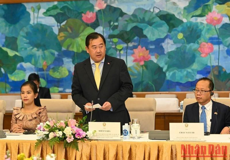 柬埔寨国会外交、国际合作及媒体新闻委员会主席苏亚拉在活动上发言。