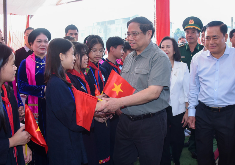 范明正总理和谅山省民族同胞。