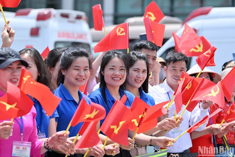 众多越南各阶层人民热烈欢迎习近平总书记、国家主席及中国高级代表团的访问越南。 众多越南各阶层人民热烈欢迎习近平总书记、国家主席及中国高级代表团的访问越南。