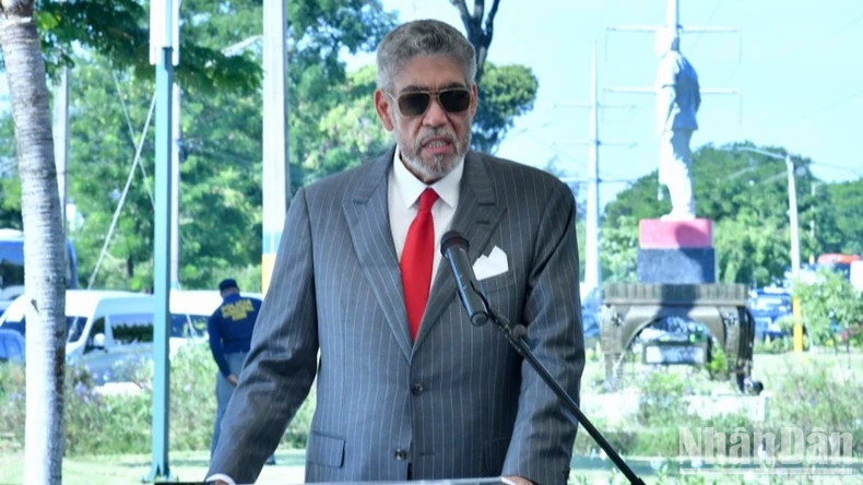 米尼加左派团结运动党总书记、政府地区一体化政策部长米格尔·梅希亚发表讲话。